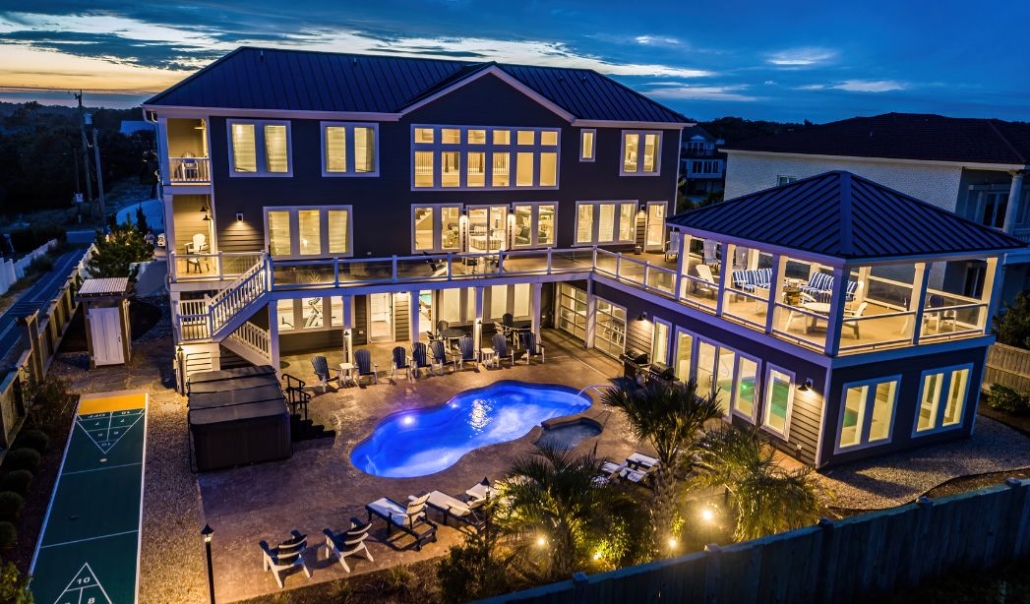 The final result of a villa with swimming pool illuminated at night, built by RBC Homes
