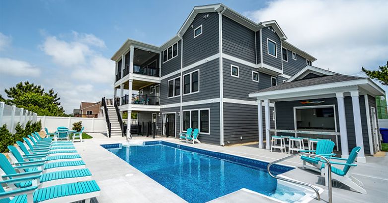 How to choose a home builder which can create a new house with an outdoor swimming pool.
