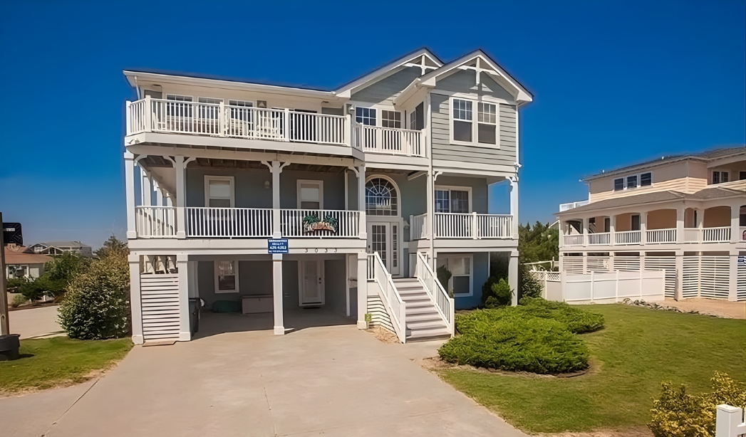 A beach house featuring a spacious deck and stairs, designed by Aquadesiac, located in Shadowlawn, Virginia Beach.